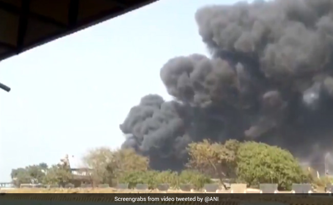 मुंबई में गोदाम में लगी भीषण आग, फायर ब्रिगेड की गाड़ियां मौके पर पहुंचीं