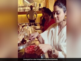 Shamita Shetty ने बर्थडे पर उठाया पुल मी अप केक, चारों तरफ फैल गई चॉकलेट ही चॉकलेट- देखें Video Shamita Shetty ने बर्थडे पर उठाया पुल मी अप केक, चारों तरफ फैल गई चॉकलेट ही चॉकलेट- देखें Video