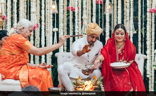 Dia Mirza ने वैभव रेखी संग शेयर कीं शादी की Photos, हाथ पकड़कर फेरे लेते और यूं रस्में निभाते आए नजर