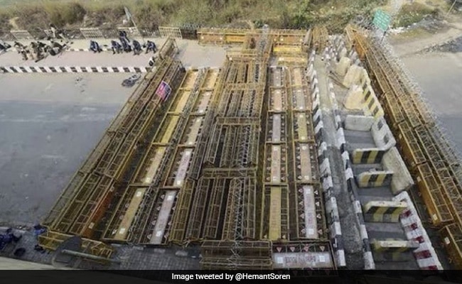 किसान आंदोलन: दिल्ली बॉर्डर की 'नाकेबंदी' पर हेमंत सोरेन ने ट्वीट कर पूछा सवाल, 'क्या हम अपनों के बीच..'