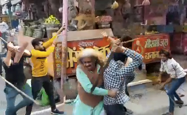 On Camera, UP <i>Chaat</i> Sellers Fight Over Customers With Rods And Sticks