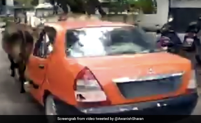 शख्स ने जुगाड़ से Swift कार लगाकर बनाई बैल गाड़ी, IAS बोला- 'वाह क्या ठाठ हैं...' - देखें Video