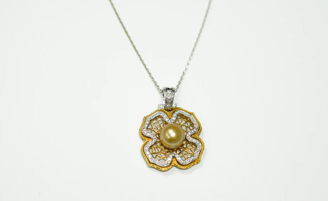 You Can&rsquo;t Say No To These Stunning Pendants