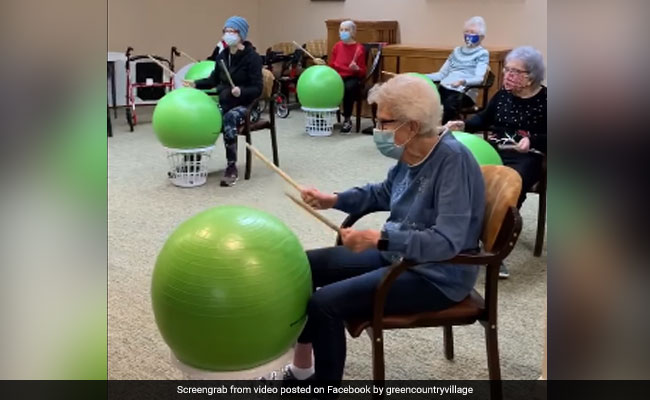 बुजुर्ग लोगों ने एक्सरसाइज के दौरान की मस्ती, जिम बॉल पर बजाया जबरदस्त ड्रम - देखें Viral Video