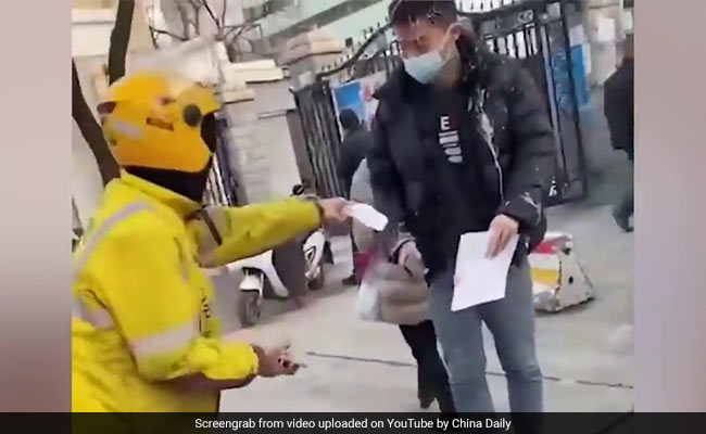 Woman Requests Delivery Man To Throw Tea On Ex's Face, He Obliges. Watch