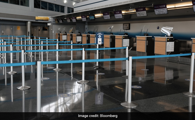 गुजरात में हवाई अड्डा कर्मचारी को मिला डॉलर से भरा बैग, यात्री को लौटाया