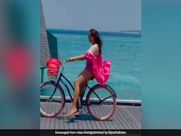 Bipasha Basu पिंक कलर की आउटफिट पहने समुद्र किनारे कर रहीं थी साइकलिंग तभी.. देखें Video Bipasha Basu पिंक कलर की आउटफिट पहने समुद्र किनारे कर रहीं थी साइकलिंग तभी.. देखें Video