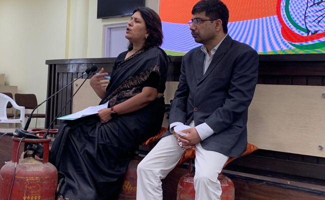 रसोई गैस, पेट्रोल-डीजल की कीमतों के विरोध में कांग्रेस नेताओं ने सिलेंडर पर बैठकर की प्रेस कॉन्‍फ्रेंस