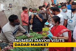 Amid Covid Surge, Mumbai Mayor Distributes Masks At Popular Vegetable Market Amid Covid Surge, Mumbai Mayor Distributes Masks At Popular Vegetable Market