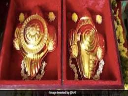तमिलनाडु में एक भक्त ने मन्नत पूरी होने पर बालाजी मंदिर में चढ़ाए 2 करोड़ के सोने के शंख-चक्र तमिलनाडु में एक भक्त ने मन्नत पूरी होने पर बालाजी मंदिर में चढ़ाए 2 करोड़ के सोने के शंख-चक्र