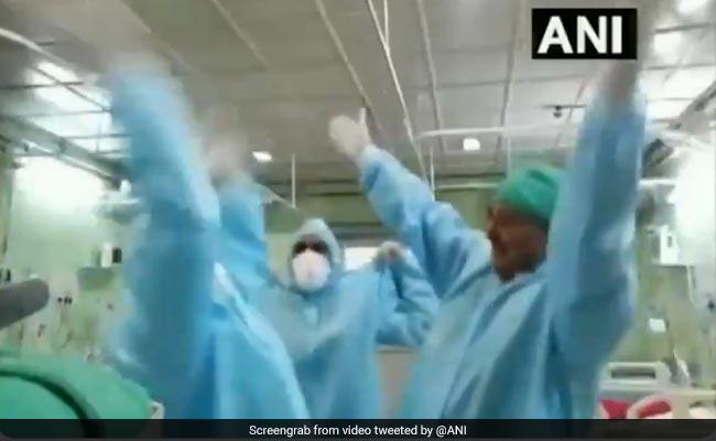 अस्पताल में डॉक्टर्स ने सपना चौधरी के गाने पर किया धमाकेदार डांस, लोगों ने दिए ऐसे रिएक्शन्स - देखें Video