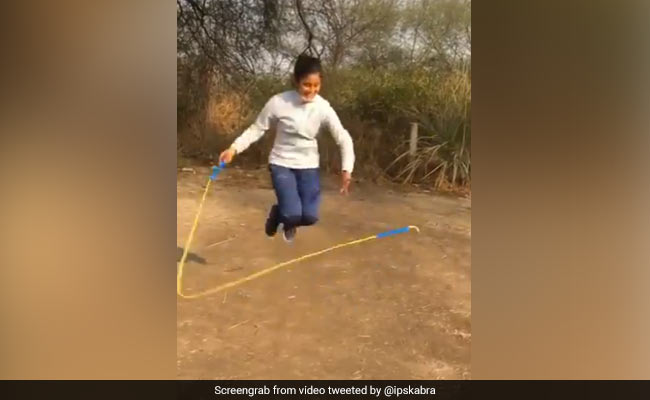 रस्सी को हवा में लहराते हुए लड़की ने किया गजब का स्टंट, IPS बोला- 'हमारा देश अनोखे टैलेंट्स की खदान है' - देखें Video