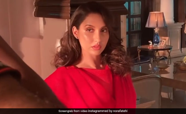 नोरा फतेही ने कराया फोटोशूट, रेड साड़ी पहन यूं अलग-अलग अंदाज में पोज देती आईं नजर- देखें Video