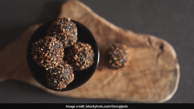 These chocolate balls are super healthy and filling