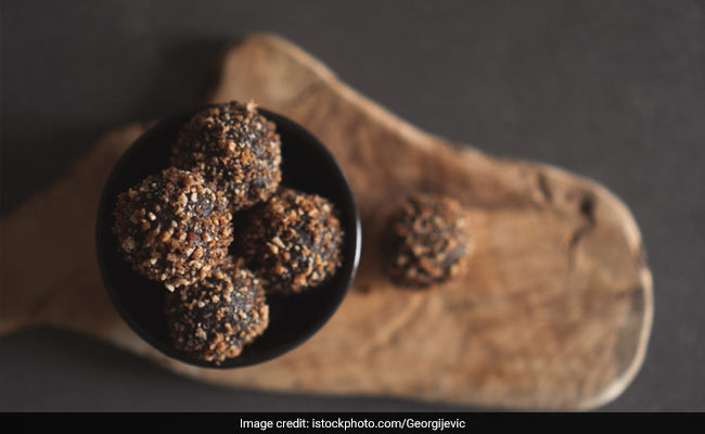 These chocolate balls are super healthy and filling