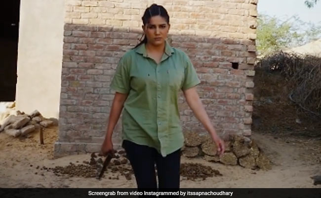 सपना चौधरी गांव की गली में हाथ में पिस्तौल थामे आईं नजर, अब Video हो रहा वायरल