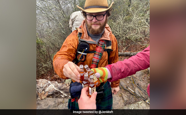 आपको इस Photo में कितने हाथ दिखाई दे रहे हैं ? तस्वीर देखकर हैरान हैं सब