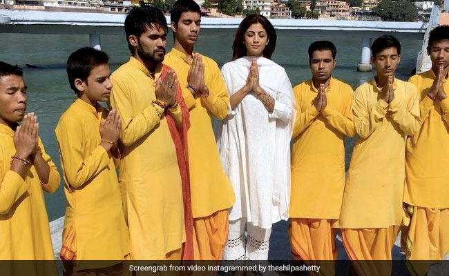 Shilpa Shetty भक्ति में लीन आईं नजर, महामृत्युंजय मंत्र का किया जाप- देखें Video
