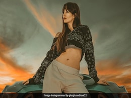 Giorgia Andriani ने दुबई की सड़कों पर 'नॉटी सैंया जी' गाने पर किया डांस, देखें Video Giorgia Andriani ने दुबई की सड़कों पर 'नॉटी सैंया जी' गाने पर किया डांस, देखें Video