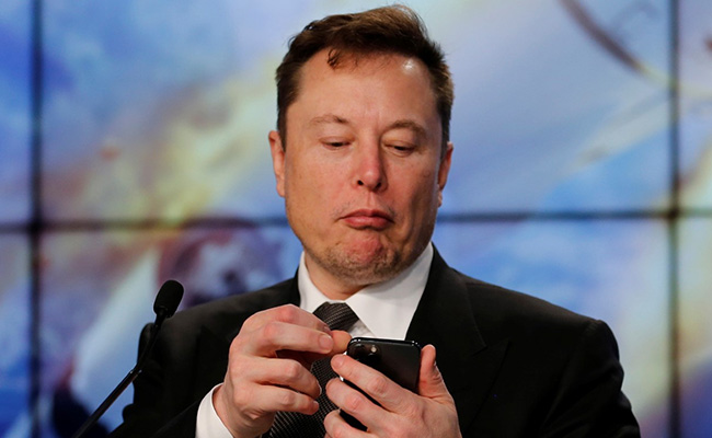 Elon Musk's Banter With Robinhood CEO Triggers Stampede For Clubhouse App