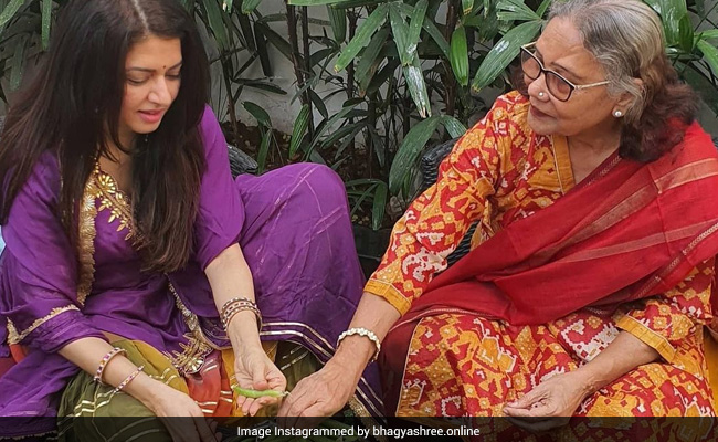 भाग्यश्री की सासू मां बोलीं 'मटर तो आज भी छीलने पड़ेंगे' तो एक्ट्रेस का यूं आया रिएक्शन- देखें Video