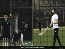 आर्यन खान ने की बॉलिंग तो सुनील शेट्टी के बेटे ने लगाया शॉट, मैदान पर यूं जमा रंग- देखें Photos और Video आर्यन खान ने की बॉलिंग तो सुनील शेट्टी के बेटे ने लगाया शॉट, मैदान पर यूं जमा रंग- देखें Photos और Video