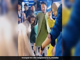 Neha Kakkar पति रोहनप्रीत को DJ पर लाईं खींच, यूं 'बूटी शेक' सॉन्ग पर साथ जमकर किया डांस- देखें Video Neha Kakkar पति रोहनप्रीत को DJ पर लाईं खींच, यूं 'बूटी शेक' सॉन्ग पर साथ जमकर किया डांस- देखें Video