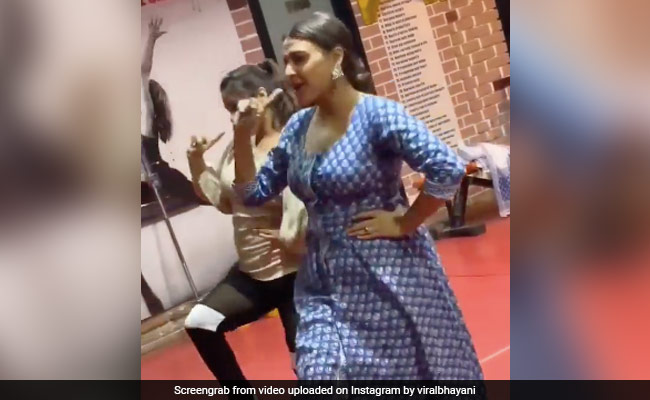 हिमांशी खुराना 'इक नंबर दी चीज' गाने पर इस तरह डांस की प्रैक्टिस करती आईं नजर, देखें वायरल Video