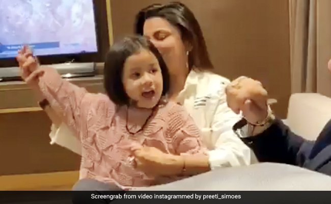 MS Dhoni की बेटी जीवा ने गाया Hakuna Matata, मम्मी की दोस्त के साथ ऐसे की मस्ती - देखें Video