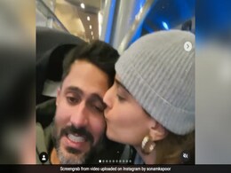 सोनम कपूर ने चलती ट्रेन में यूं किया पति आनंद आहूजा से प्यार का इजहार, देखें Video सोनम कपूर ने चलती ट्रेन में यूं किया पति आनंद आहूजा से प्यार का इजहार, देखें Video
