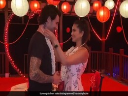 Sunny Leone और डेनियल ने एक-दूसरे को पहनाई वरमाला, रोमांटिक अंदाज में आए नजर- देखें Photos और Video Sunny Leone और डेनियल ने एक-दूसरे को पहनाई वरमाला, रोमांटिक अंदाज में आए नजर- देखें Photos और Video