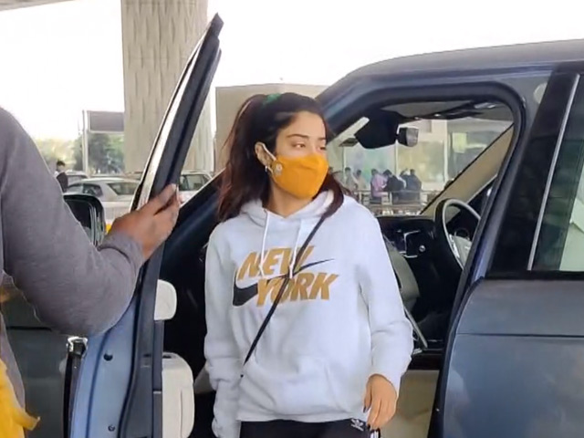 Janhvi Kapoor, Ishaan Khatter Snapped In Mumbai