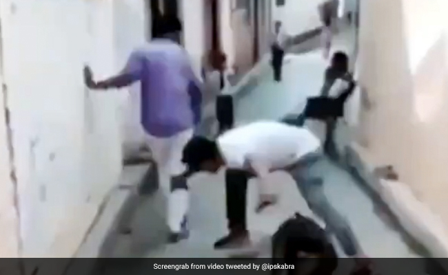 कुत्ते से डरकर गली से निकल रहा था शख्स, पीछे से मालिक ने किया ऐसा मजाक, उछल गया हवा में - देखें Video