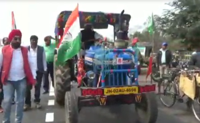 झारखंड : किसान आंदोलन के समर्थन में निकाली गई ट्रैक्टर रैली, कांग्रेसी कार्यकर्ता और किसान हुए शामिल