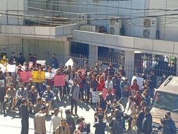 म्यांमार में तख्तापलट के खिलाफ फूटा गुस्सा, देश के कई हिस्सों में लगाया गया मार्शल लॉ म्यांमार में तख्तापलट के खिलाफ फूटा गुस्सा, देश के कई हिस्सों में लगाया गया मार्शल लॉ