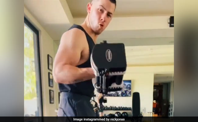 Ranveer Singh Snuck In This <I>Desi</i> Comment On Nick Jonas' Workout Post