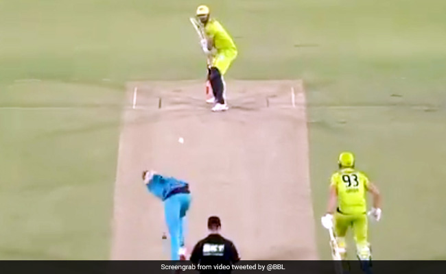 BBL 2020: बेन कटिंग ने जड़ा धमाकेदार छक्का, स्टेडियम पार चली गई गेंद, देखता रह गया गेंदबाज़ - देखें Video