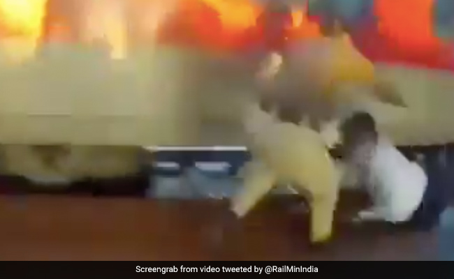 चलती ट्रेन में फिसला शख्स का पैर, दौड़ते हुए आई महिला सिपाही और ऐसे जान पर खेलकर बचाई जान - देखें पूरा Video