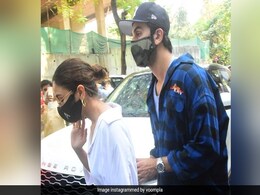 शादी की अटकलों के बीच आलिया और रणबीर कपूर पहुंचे अपने नए घर के कंस्ट्रक्शन साइट पर, देखें Video शादी की अटकलों के बीच आलिया और रणबीर कपूर पहुंचे अपने नए घर के कंस्ट्रक्शन साइट पर, देखें Video