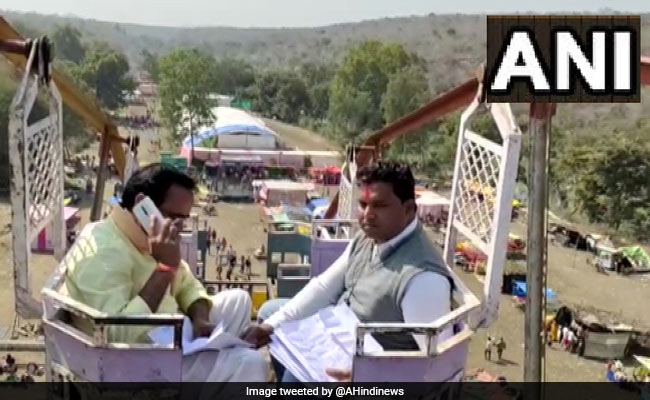 फोन सिग्नल के लिए 50 फुट ऊंचे झूले पर चढ़ गए शिवराज सिंह चौहान के मंत्री, वायरल हुई तस्वीर