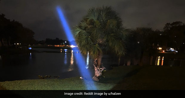 Man Uses Unique Light To Help Food Delivery Guy Find Him, See Viral Pics
