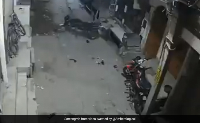 अपने आप चलने लगी पार्किंग में खड़ी बाइक, Video ने इंटरनेट पर मचाई सनसनी, लोग बोले- 'यकीन नहीं हो रहा...'