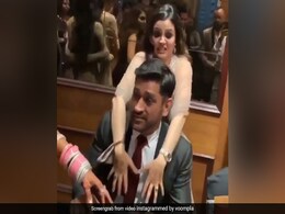 साक्षी धोनी ने दोस्त की शादी में महेंद्र सिंह धोनी को पकड़कर जमकर किया डांस, देखें Video साक्षी धोनी ने दोस्त की शादी में महेंद्र सिंह धोनी को पकड़कर जमकर किया डांस, देखें Video