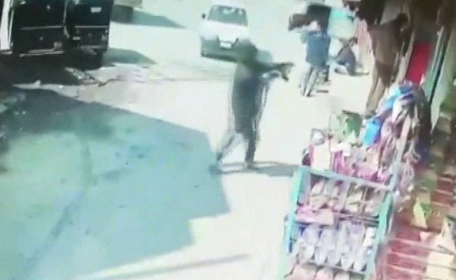 Caught On CCTV, 2 Cops Shot Dead By Terrorist At Srinagar Tea Stall