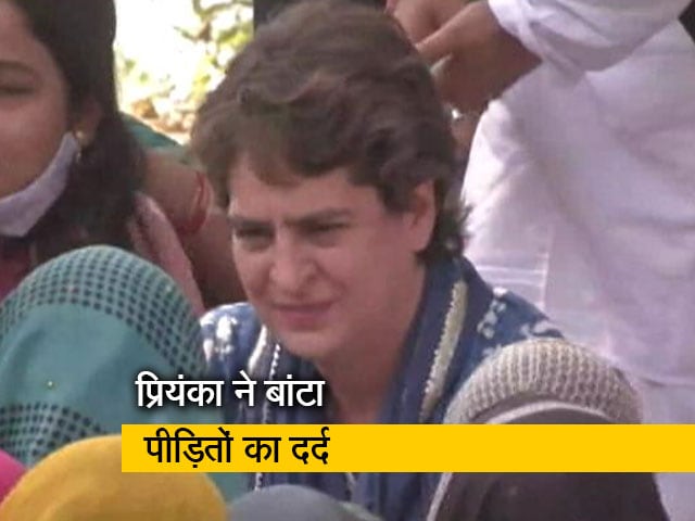 प्रियंका गांधी ने प्रयागराज में पीड़ित नाविक समाज के लोगों से की मुलाकात