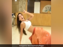 Nora Fatehi ने 'साकी साकी' सॉन्ग पर किया जोरदार डांस, बार-बार देखा जा रहा Video Nora Fatehi ने 'साकी साकी' सॉन्ग पर किया जोरदार डांस, बार-बार देखा जा रहा Video