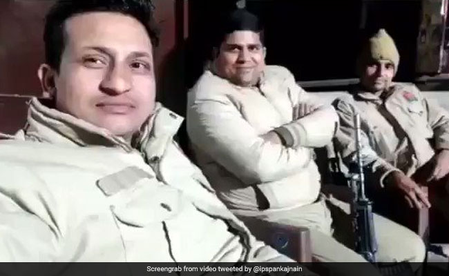 पुलिस वालों ने बनाया नया Pawri वीडियो,  बोले- हम पार्टी करने वालों का इंतजार कर रहे हैं - देखें मजेदार Video