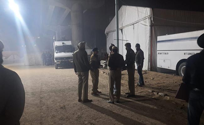 दिल्ली : टीकरी बॉर्डर पर आंदोलनकारियों की भीड़ ने किया पुलिसकर्मी पर हमला, अस्पताल में भर्ती