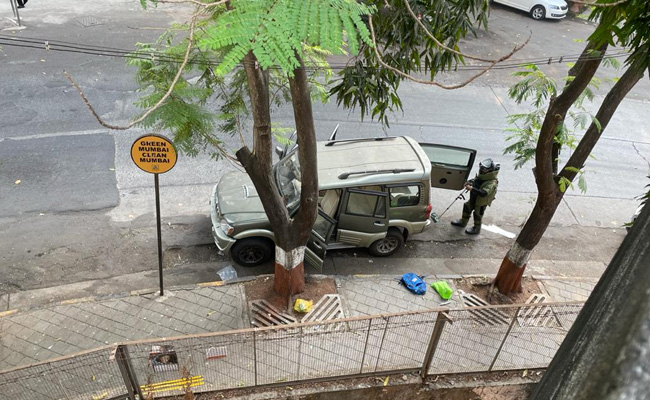 मुंबई में मुकेश अंबानी के घर के पास मिली विस्फोटकों से भरी संदिग्ध कार, महाराष्ट्र के गृहमंत्री ने दी जानकारी