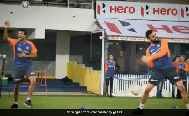 IND vs ENG: विराट कोहली ने यूं उतारी धोनी के 'हेलीकॉप्टर शॉट' की नकल..देखें Video